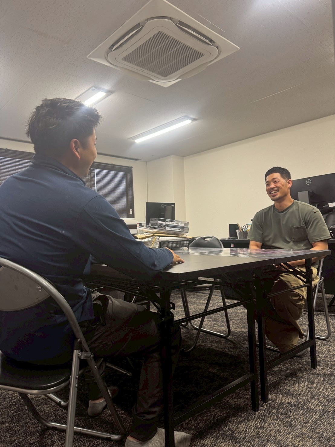事務所で打ち合わせをする株式会社宝宮設備のスタッフ